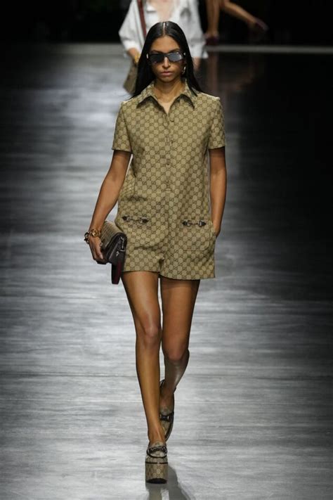 modella che sfila per gucci|La sfilata Gucci Primavera Estate 2024 .